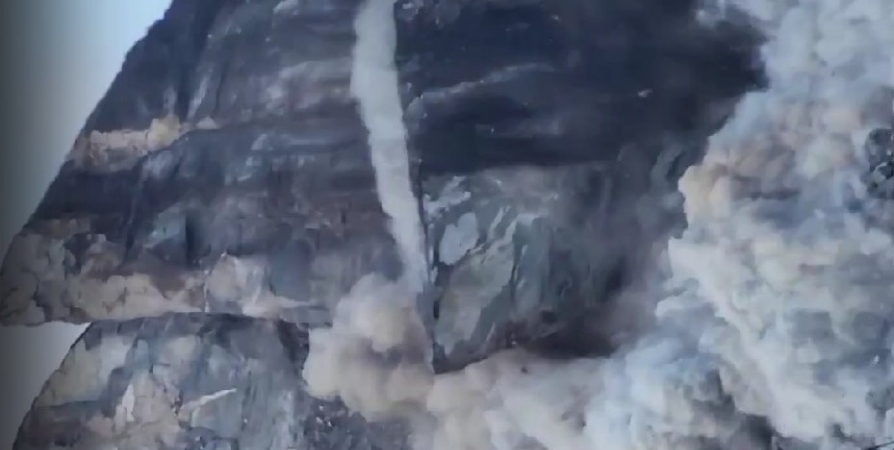 Жители Кировска засняли на видео обрушение скалы