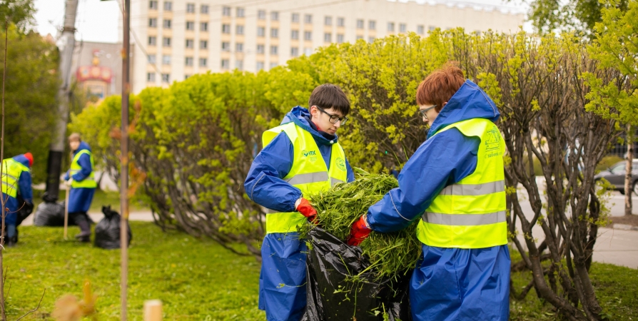 Трудовой отряд юных портовиков помогает наводить чистоту на улицах Мурманска