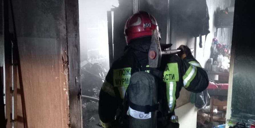 Северянку госпитализировали после пожара в пятиэтажке в Заполярном