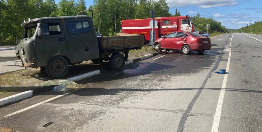 Двух человек доставили в медучреждение после аварии на подъезде к аэропорту Мурманска