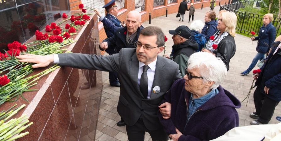 В Мурманске состоялся торжественный митинг у «Памятника печной трубе»