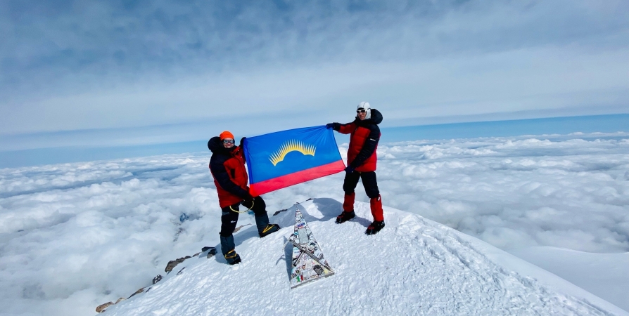 Двое апатитчан совершили восхождение на Эльбрус с флагом Мурманской области