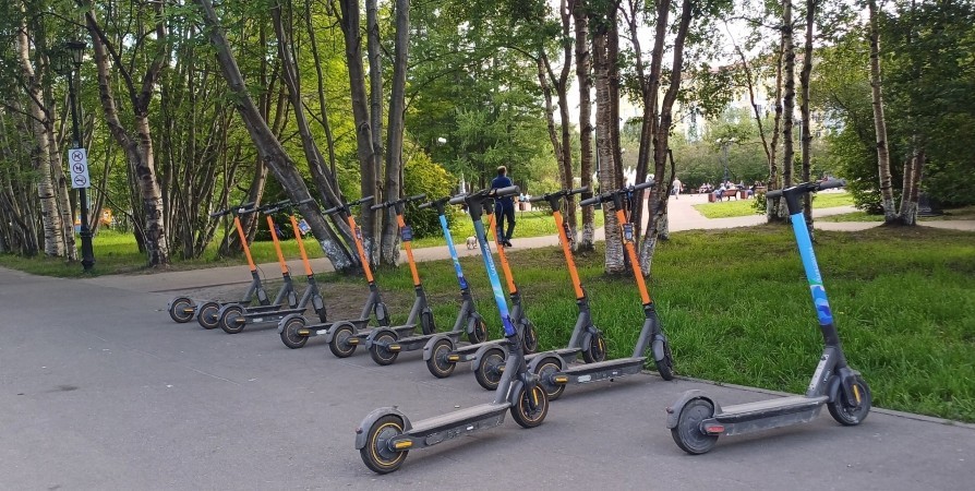 Свалка электросамокатов. Аренда самокатов мурманск. Прокаты в мурманске. Самокаты в мурманске. Прокатный самокат.
