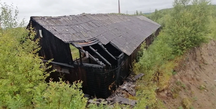 Деревянный дом сгорел в карьере Соловарака в Молочном