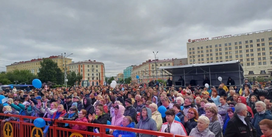 2000 человек отпраздновали День рыбака в центре Мурманска