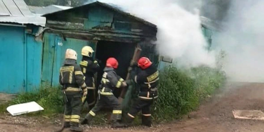 В Казарменном переулке Мурманска потушили пожар в гаражном кооперативе