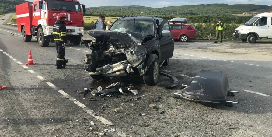 При столкновении двух авто в районе порта «Лавна» пострадали три человека