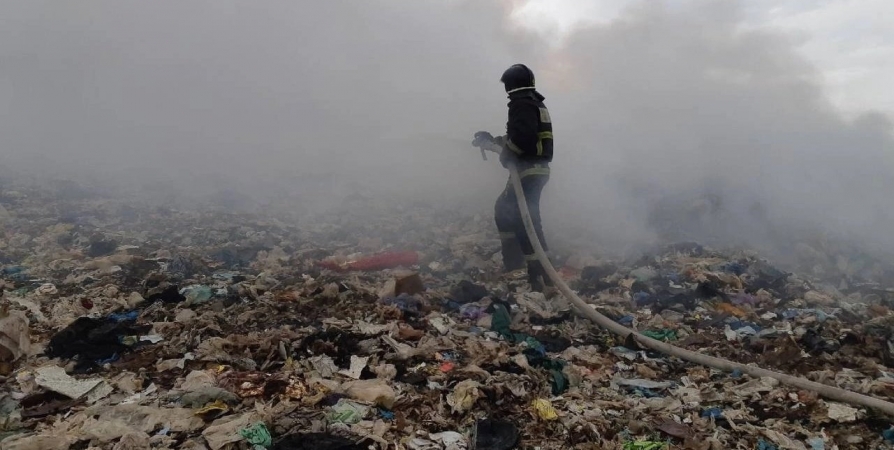На полигоне в Оленегорске сгорело 50 «квадратов» мусора