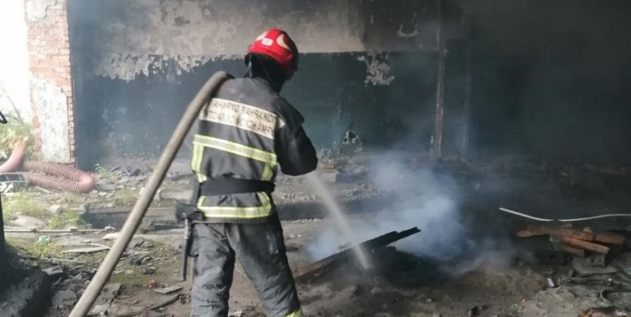 В Зеленоборском сгорел деревянный гараж