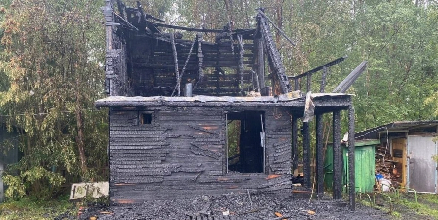 В Кандалакшском районе сгорела деревянная баня