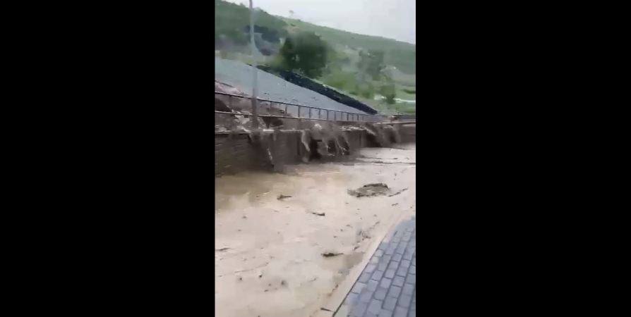 Водопады грязи: в Кировске затопило территорию спортшколы