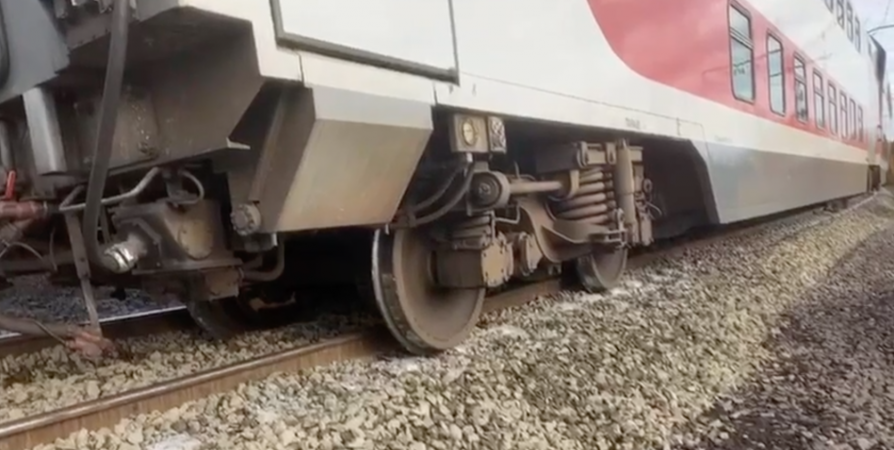 Сход вагонов пассажирского поезда под Оленегорском обернулся многомиллионным ущербом