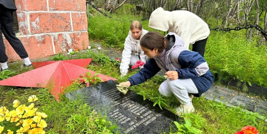 В Лиинахамари молодые волонтеры благоустраивают два воинских объекта