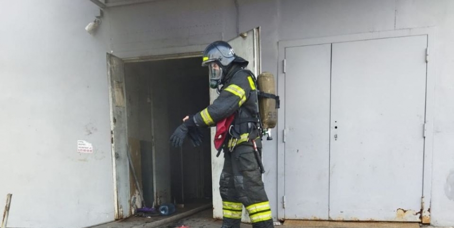 При пожаре в подвале бывшего супермаркета в Мурманске спасли человека