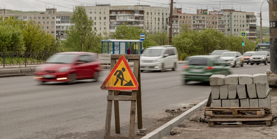 В Мурманске пьяный водитель иномарки врезался в экскаватор-погрузчик