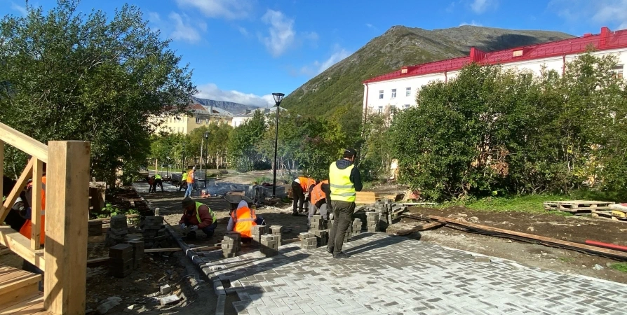 Завершается благоустройство сквера в микрорайоне Кукисвумчорр