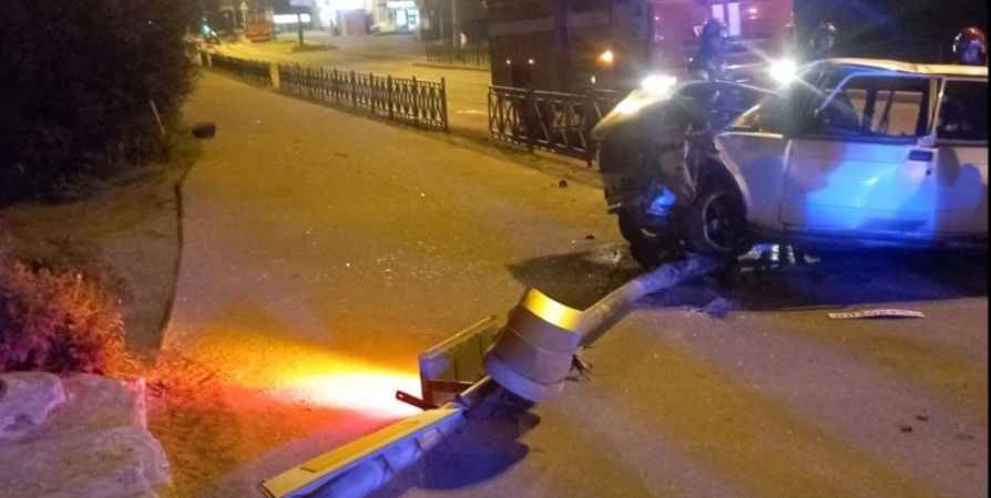 В Мурманске ночью 20-летний водитель авто снес светофор на Баумана