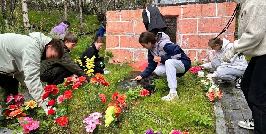 Волонтеры восстановили надписи на мемориальных плитах в Лиинахамари