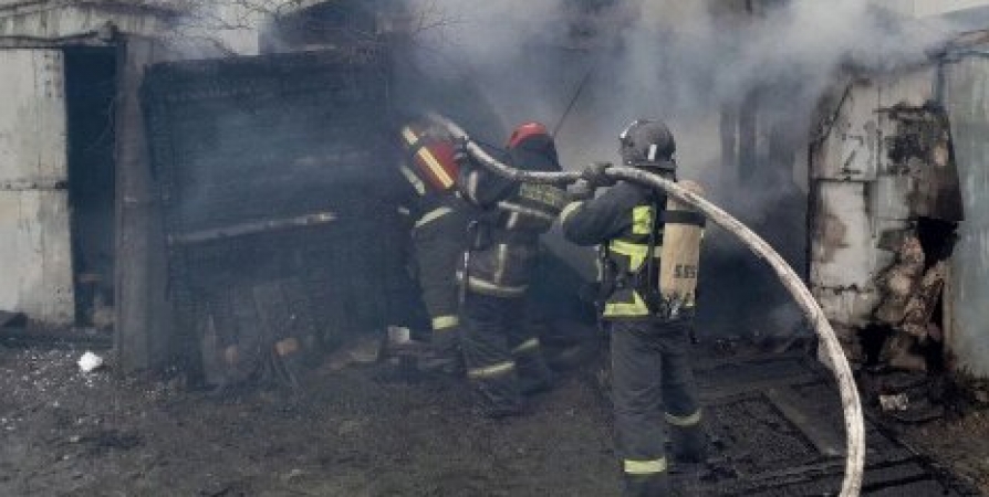 В Заполярном огнем уничтожен бетонный гараж и повреждено авто