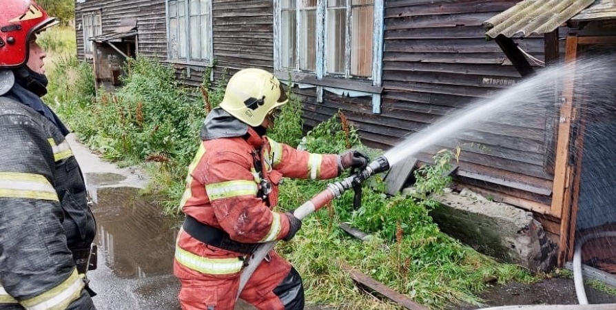 Двухэтажный жилой дом горел в Мурманске на Калинина