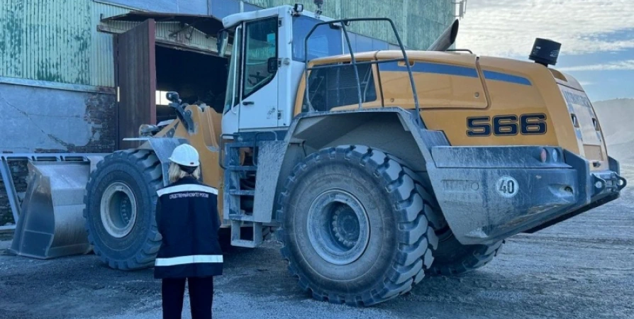 На предприятии в Североморске под погрузчик попал работник