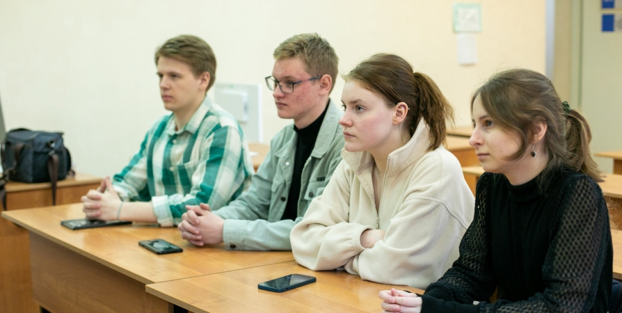 В Заполярье губернаторскую стипендию назначили более 230 студентам-отличникам