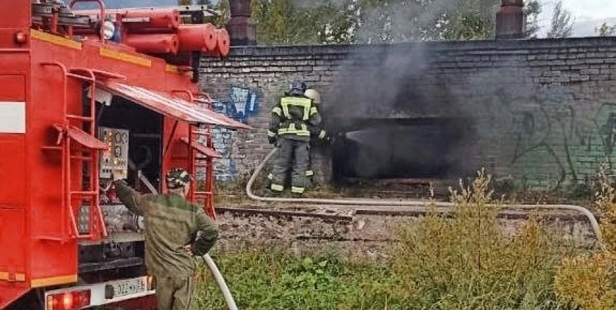 В Кильдинстрое потушили пожар в гараже