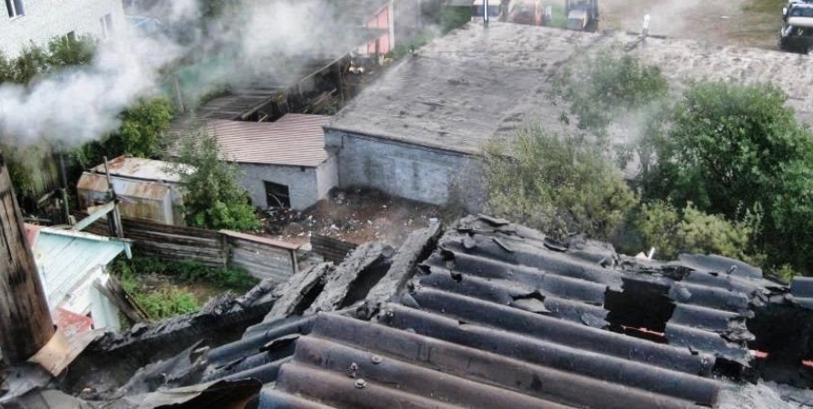 В Кандалакше при пожаре обгорела кровля гостевого дома