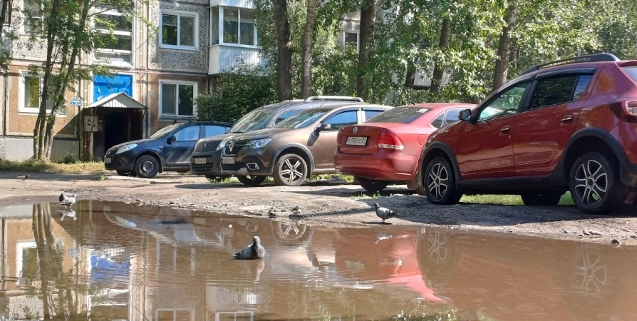 В Мурманске обследовали дворы на Лобова и Нахимова из-за жалоб на сточные воды