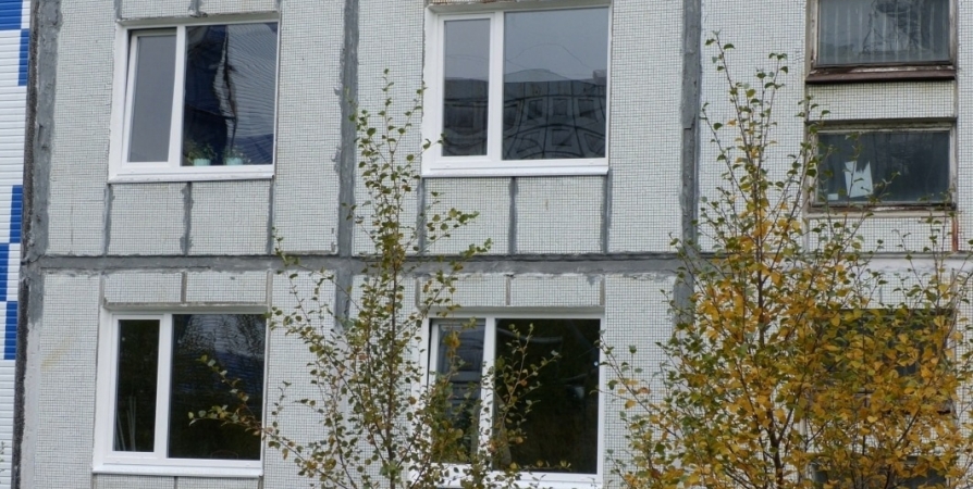 В муниципальных квартирах Видяево заменили 43 аварийных окна