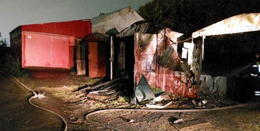 В Мурманске 20 пожарных тушили ночью гаражи на Сафонова