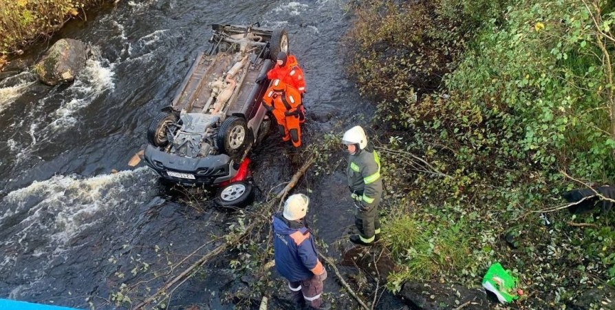 На дороге «Лотта» погибла пассажир улетевшего в реку авто