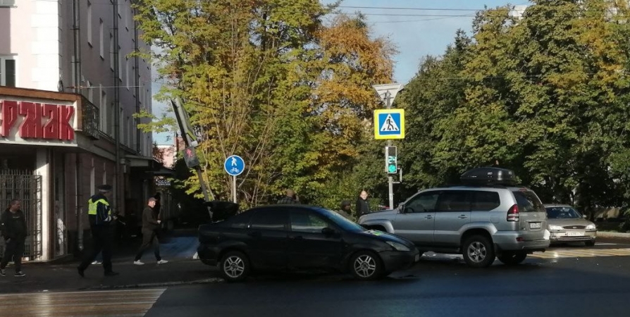 В центре Мурманска не поделили дорогу две иномарки