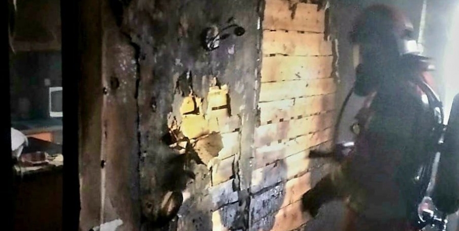 В Никеле при пожаре в многоэтажке пострадал человек