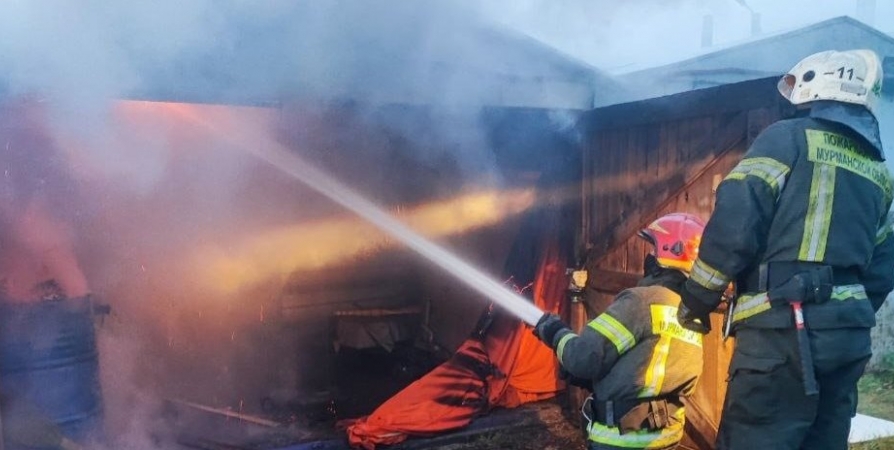 В Мурманске пожарные ликвидировали возгорание в гараже на Лобова