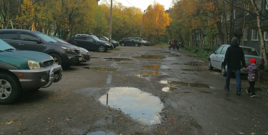 Жительница Мурманска о дороге к детсаду: «Ямы, грязь, лужи никогда не высыхают здесь»