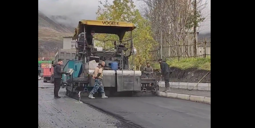 Вдоль бассейна в Кировске начали укладку асфальта