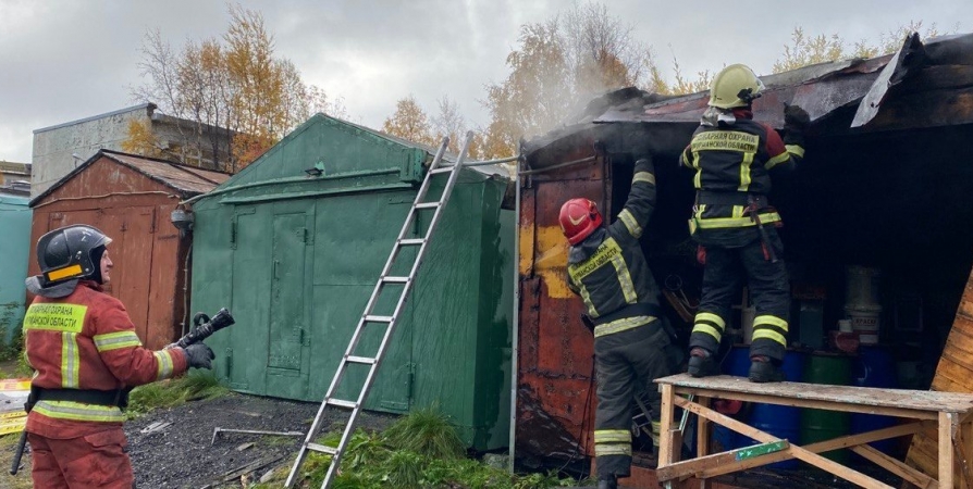 В Мурманске пожарные потушили гараж на Аскольдовцев