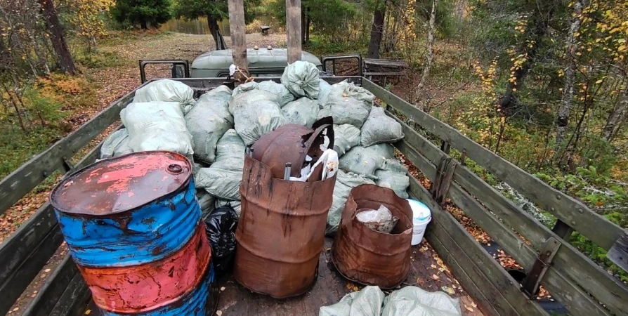 Три свалки убрали в местах стоянок рыбаков по реке Индель в Терском районе