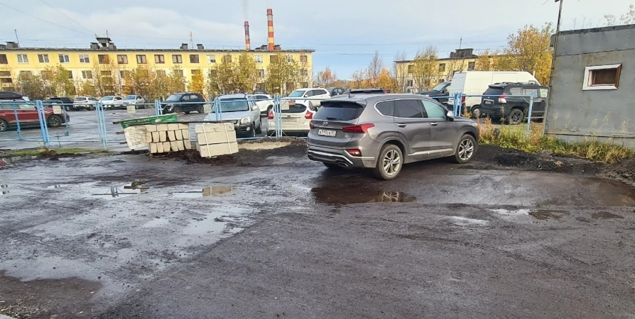 «Пашня и грязь»: жители Североморска рассказали губернатору про улицу Морскую