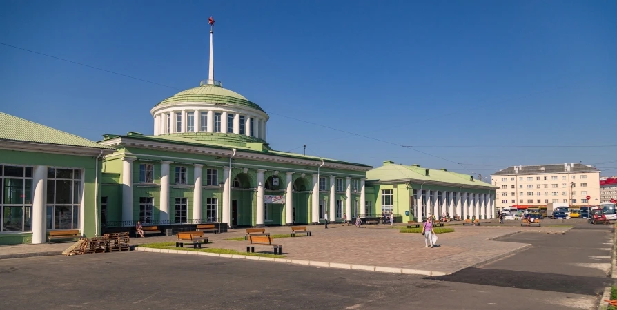 Парковка возле ж/д вокзала в Мурманске стала платной