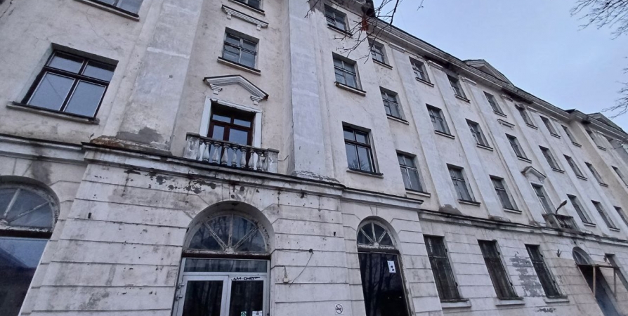 На аварийный ремонт теплотрассы бывшей гостиницы «Шахтер» в Мурманске дали 20 дней