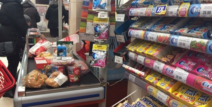 Спиртное, средство гигиены и нож: Мурманский гипермаркет за ночь пытались обокрасть трижды