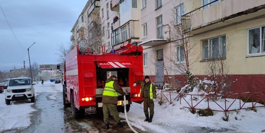 В Никеле из горящей квартиры спасли человека