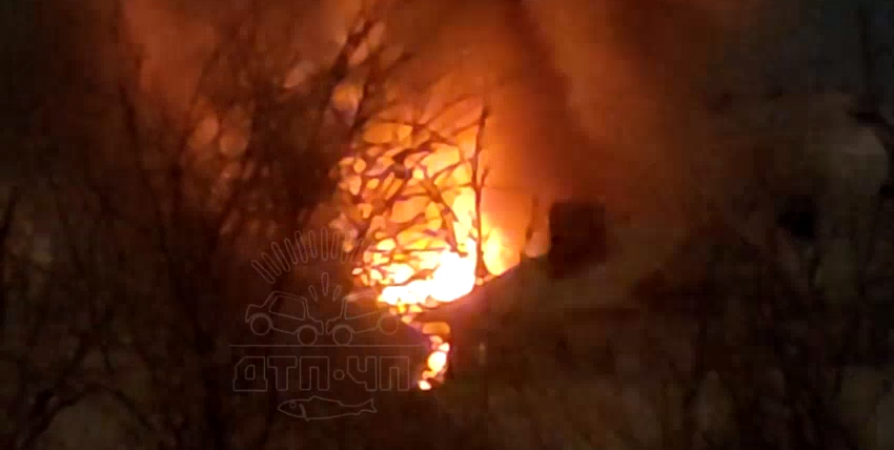 В Мурманске более 4 часов тушили пожар в нежилой «деревяшке» на Фрунзе