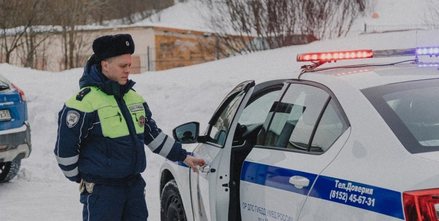 В Мурманске перевернулся большегруз с краном