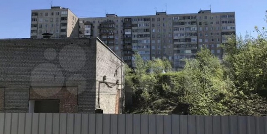 Здание бывшего таксопарка в Мурманске выставили на продажу