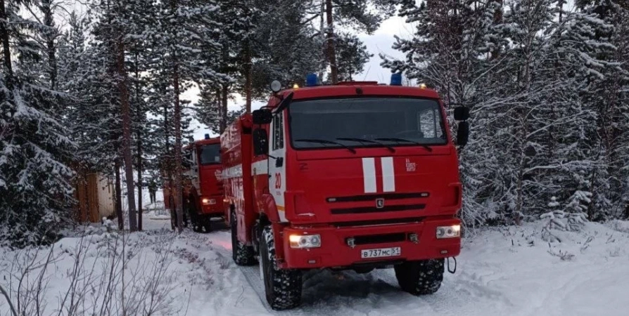 В Алакуртти тушат пожар на площади в 2000 «квадратов» в здании бывшей казармы