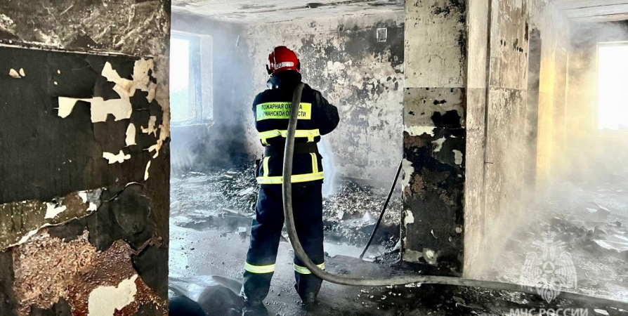 40 человек тушили пожар в здании бывшей казармы в Алакуртти