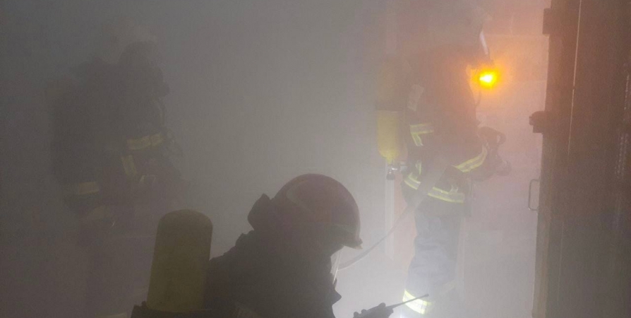 Из пожара в подвале дома в Ковдоре спасли человека